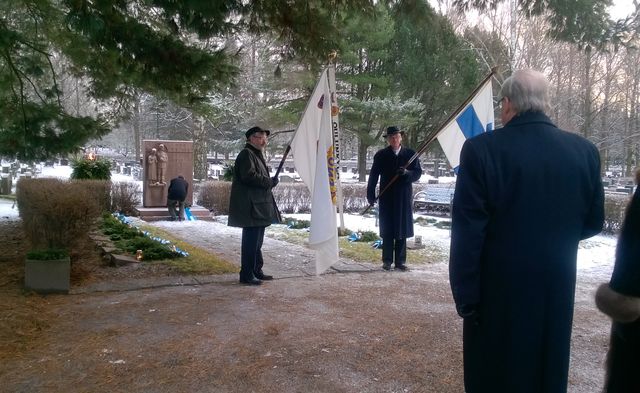 Leijonien klubipresidentti laskee seppelettä sankarivainajien muistomerkille