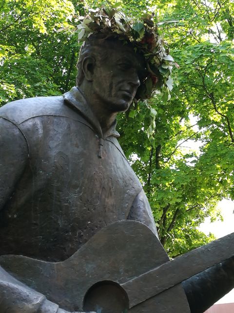 Kukitettu Tapio Rautavaaran patsas Oulunkylässä. Kuva Marja Markko.