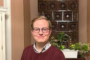 mies seisomassa kakluunin edessä