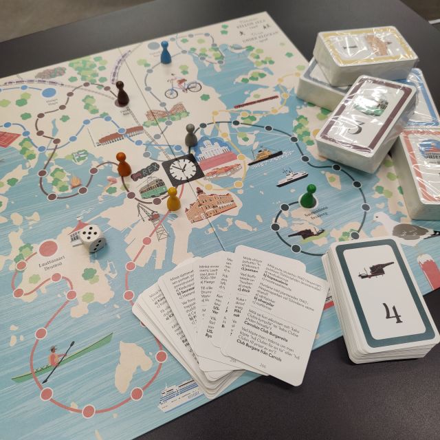 pelilauta pöydällä