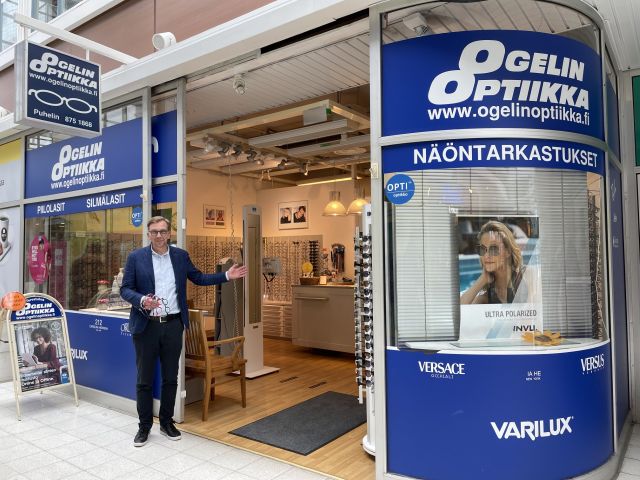 Ogelin optiikan myymälän edessä perustaja Miika Kyytilä
