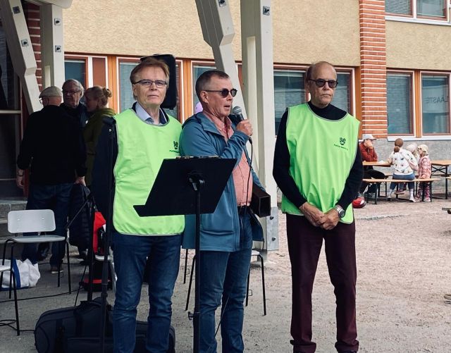 kolme miestä ulkotapahtumassa