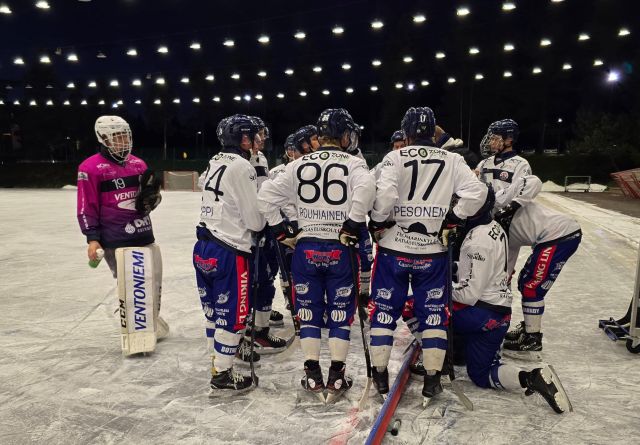 Botnian pelaajia jäällä Oulunkylässä