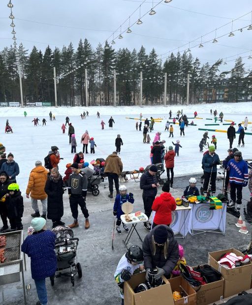 Ihmisiä Oulunkylän tekojääradalla ja sen laidalla
