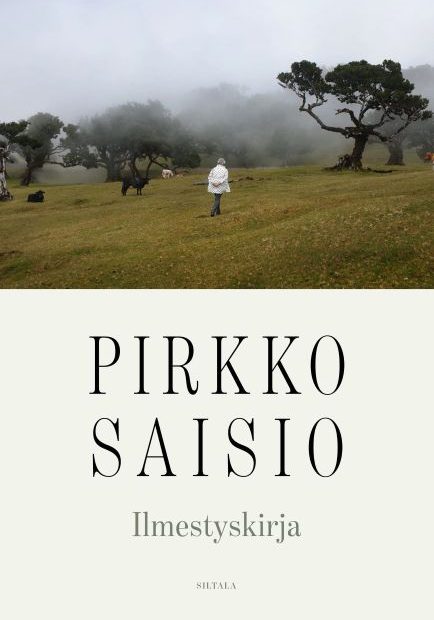 Pirkko Saision Ilmestyskirja-teoksen kansi, jossa kuva ihmisestä valkoisessa takissa kävelemässä sumuisella puustoisella rinteellä ja kirjailijan nimi isolla kannen keskellä, sen alla kirjan nimi